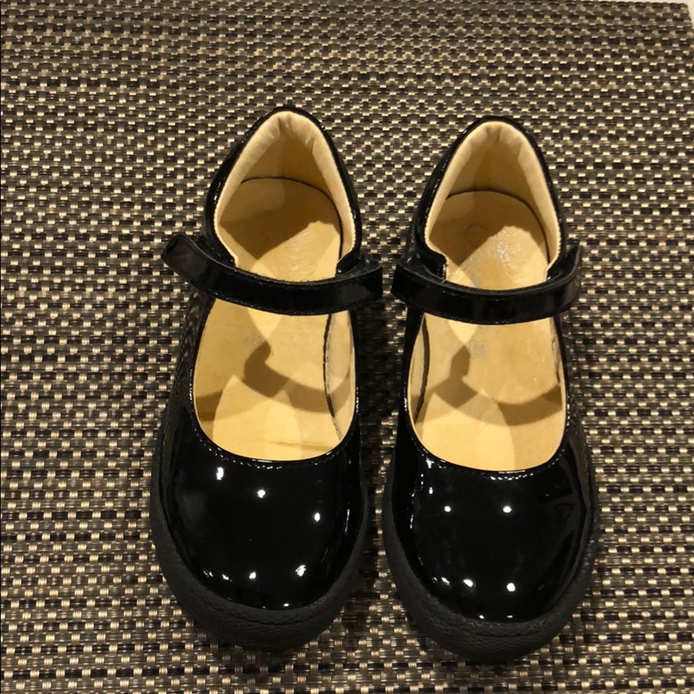 Black patent leather Primigi Mary Jane shoes.
